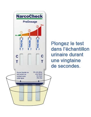Démonstration du test de cannabis NarcoCheck plongé dans un échantillon urinaire pour une détection rapide du THC en moins de 20 secondes.