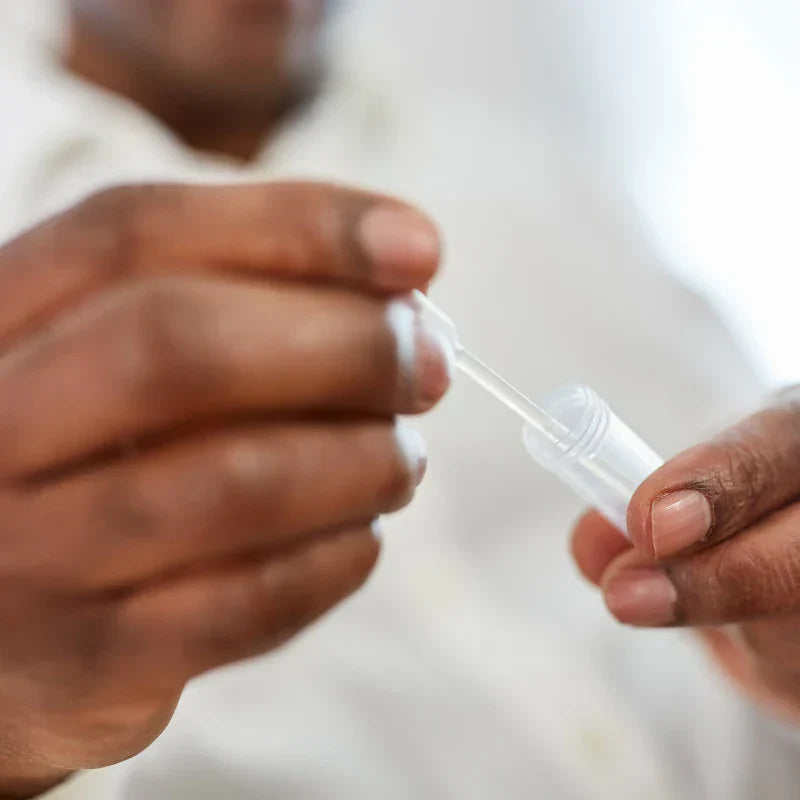 test de depistage anti drogue. personne tenant dans sa main un test anti drogue