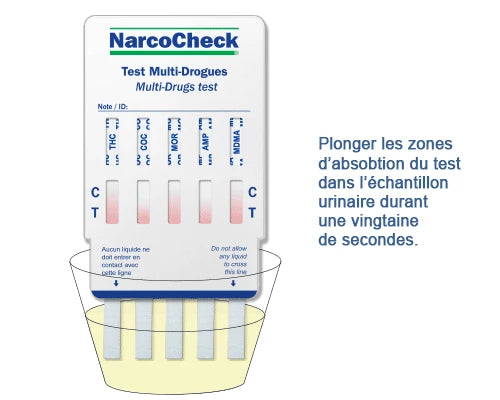 Démonstration d’utilisation du Test urinaire Multi-Drogues 5 en 1 NarcoCheck avec immersion des bandelettes dans l’échantillon d’urine.