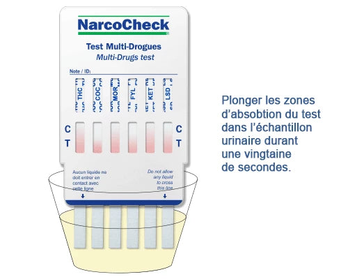 Démonstration d’utilisation du test urinaire multi-drogues NarcoCheck 12 en 1, immersion des bandelettes dans l’échantillon d’urine.