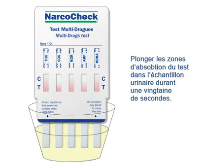 Démonstration d'utilisation du test urinaire Multi-Drogues 10 en 1, immersion des bandelettes dans l'échantillon d'urine pendant 20 secondes.